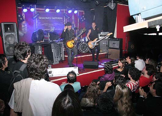 La banda fue aclamada por el público con clásicos y covers