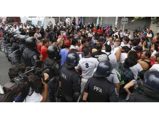 Hubo tensión en Flores por protesta de manteros