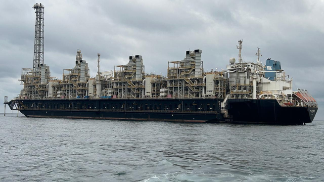 El buque de Golar, denominado Hilli Episeyo, tiene una longitud de casi 300 metros. Fue construido en 1975 y reconvertido para el procesamiento de gas en 2017.