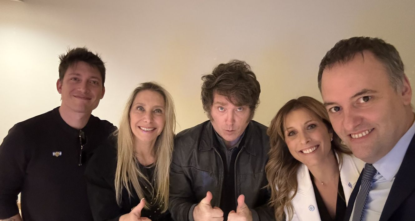 Santiago Caputo, Karina Milei, Javier Milei y Manuel Adorni, con su esposa Betina. 