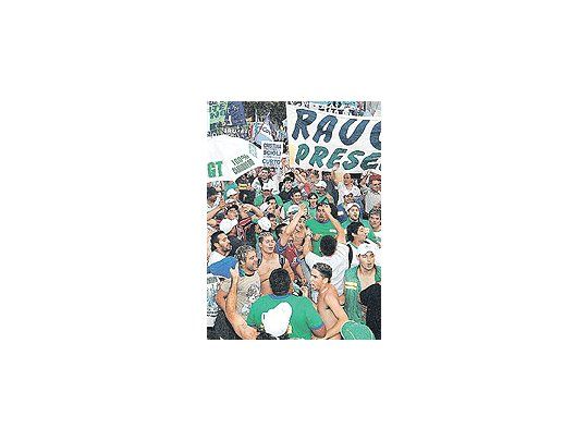 Ingreso triunfal. El gremio de camioneros de Hugo Moyano,identificado con los colores verde y blanco, ingresó a Plazade Mayo a las 14.28. Desplazaron de la primera fila a lospiqueteros de Luis D’Elía.