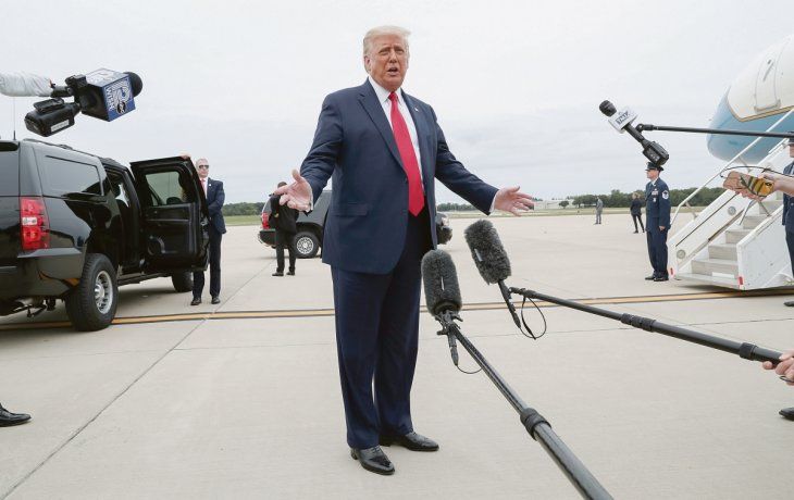 VIAJE Y POLÉMICA. Donald Trump ayer, al tomar el avión presidencial para dirigirse a Kenosha, la ciudad de Wisconsin convulsionada por la violencia racial.