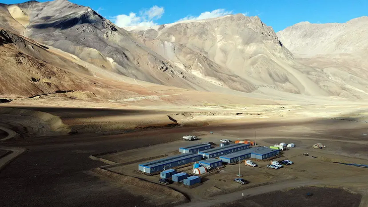 El Pachón es un yacimiento de cobre y molibdeno emplazado en la provincia de San Juan, en Argentina. Situado entre los 3.600 y 4.200 metros sobre el nivel del mar, se encuentra aproximadamente a 5 kilómetros del límite internacional con Chile. El Pachón es un yacimiento de cobre y molibdeno emplazado en la provincia de San Juan, en Argentina. Situado entre los 3.600 y 4.200 metros sobre el nivel del mar, se encuentra aproximadamente a 5 kilómetros del límite internacional con Chile.