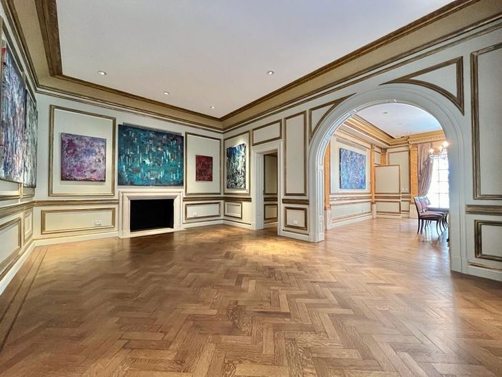 Detalle de uno de los salones de la residencia, destacando el piso de roble de Eslavonia y las molduras doradas a la hoja restauradas que remiten a un hôtel particulier parisino Detalle de uno de los salones de la residencia, destacando el piso de roble de Eslavonia y las molduras doradas a la hoja restauradas que remiten a un hôtel particulier parisino