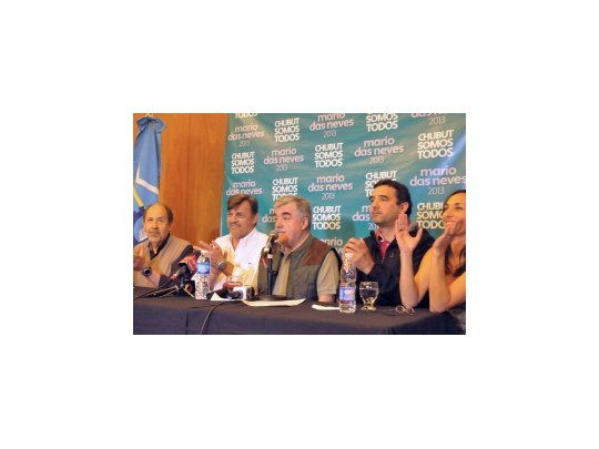 Mario Das Neves mientras anuncia su victoria.