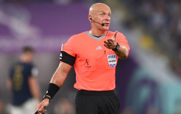 El polaco inició su carrera en 2009 y es uno de los árbitros más valorados de Europa. El polaco inició su carrera en 2009 y es uno de los árbitros más valorados de Europa.