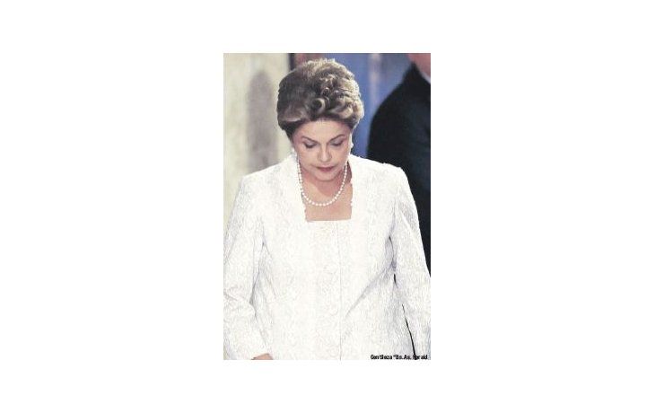 Dilma Rousseff enfrenta horas decisivas para  el futuro de su Gobierno.  La posibilidad de un juicio político en su contra se ha convertido en más que una mera posibilidad. La presidenta de Brasil moviliza todos sus recursos de poder para impedirlo.