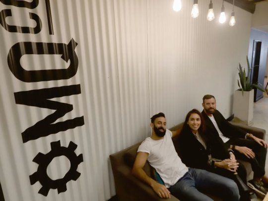 Hay equipo en La Maquinita. Juan Manuel Otero (izq), Director de Producto, Marina Corbata, Directora de Marketing y Comunicaciones, y Martín Orlando, CEO. Son los fundadores de la firma, que hoy suma 10 espacios.