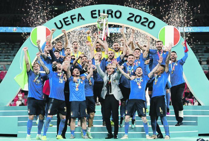 Campeón I. Italia se consagró por segunda vez, y luego de 53 años, en la Eurocopa, tras vencer a Inglaterra por 4-3 en definición por penales en Wembley, luego del empate 1-1 en los 90’ reglamentarios y en el tiempo suplementario. 