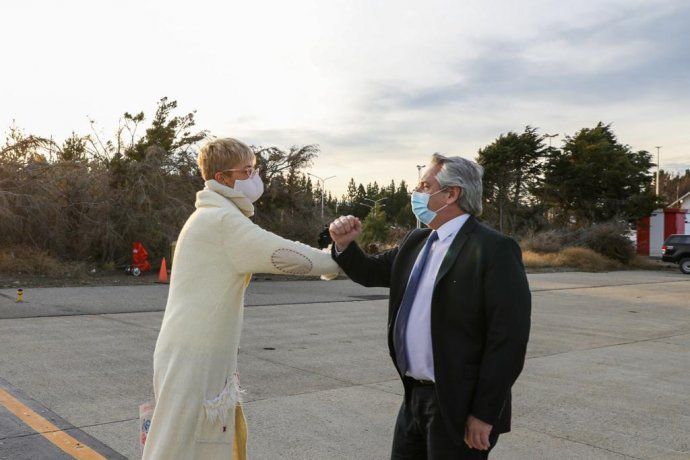 El Presidente y la senadora rionegrina, Silvina García Larraburu en el aeropuerto de Bariloche.
