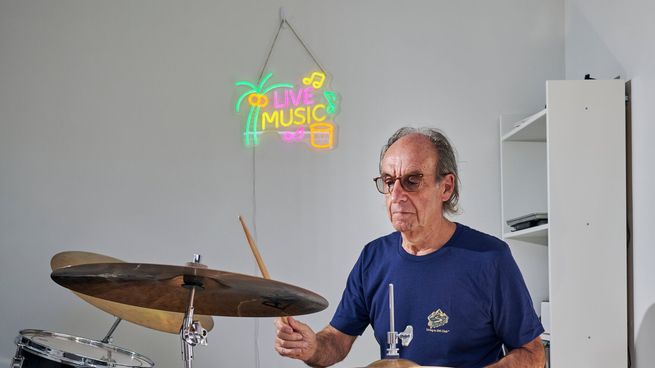 Joe Casciani practica batería desde que se jubiló como psicólogo.