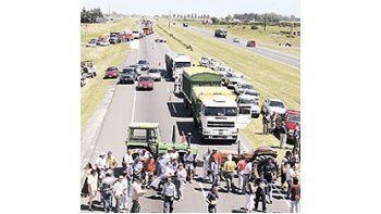 ámbito.com | Corte de ruta ayer de distintos representantes del sector agropecuario en la autopista Buenos Aires-Rosario, a la altura de Villa Constitución, durante la segunda jornada del paro del campo.