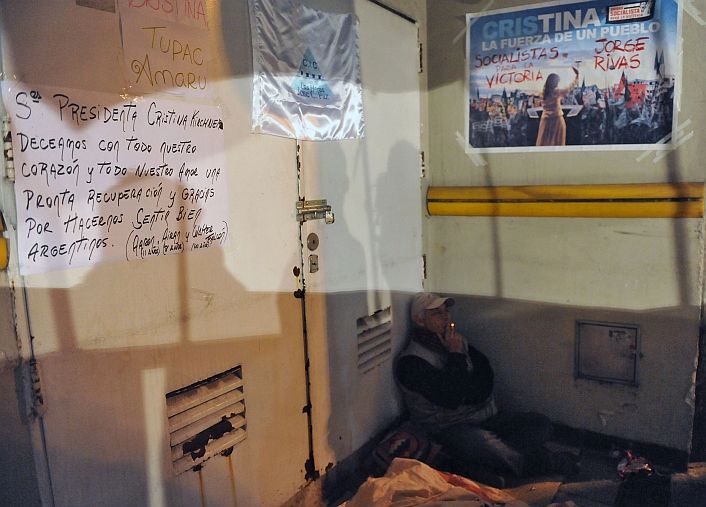 Vigilia militante en la puerta de la Fundación Favaloro (foto 4)
