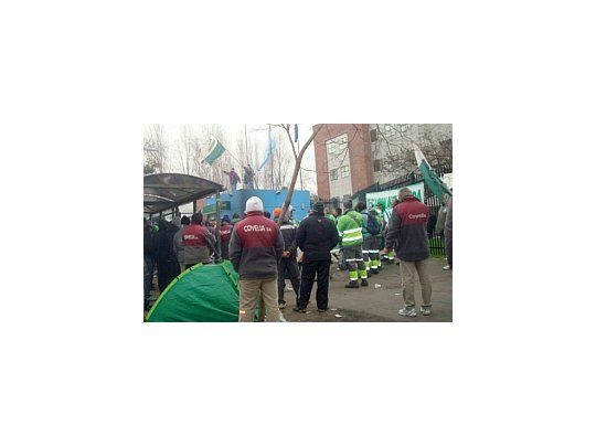 Unos 200 recolectores de residuos afiliados al gremio de Camioneros mantienen un acampe frente a la municipalidad de Quilmes a la espera de la definición de una licitación del servicio. (Fuente: gentileza Perpectiva Sur)