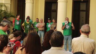 ATE protestó en el patio principal de la Casa de Gobierno de Entre Ríos, en contra de inminentes ceses de contratos a estatales. ATE protestó en el patio principal de la Casa de Gobierno de Entre Ríos, en contra de inminentes ceses de contratos a estatales.