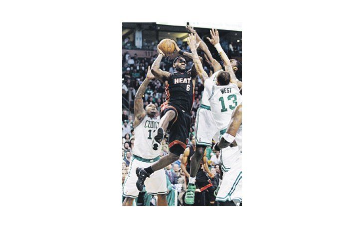 LeBron James, rodeado por Glen Davis, Jeff Green, Delonte West y Jermaine O’Neal.