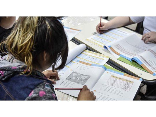 Alumnos participando de la Evaluación Aprender, en la que participan 1.210.620 estudiantes de 31 mil escuelas públicas y privadas de todo el país (Imagen de archivo).