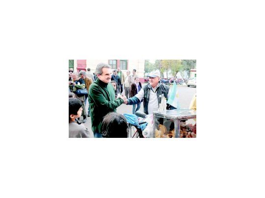 Rossi participó de un almuerzo junto a más de 2.500 fiscales del Frente Santa Fe para Todos de Rosario. Luego, recorrió la ciudad y conversó con los vecinos.