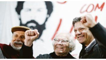 ámbito.com | Rodeado. Fernando Haddad, potencial sucesor de Lula da Silva, en una foto reciente junto al excanciller Celso Amorim y al premio Nobel de la Paz argentino Adolfo Pérez Esquivel-