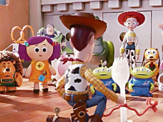 toy story 4. El vaquero Woody, ante el resto de los juguetes.