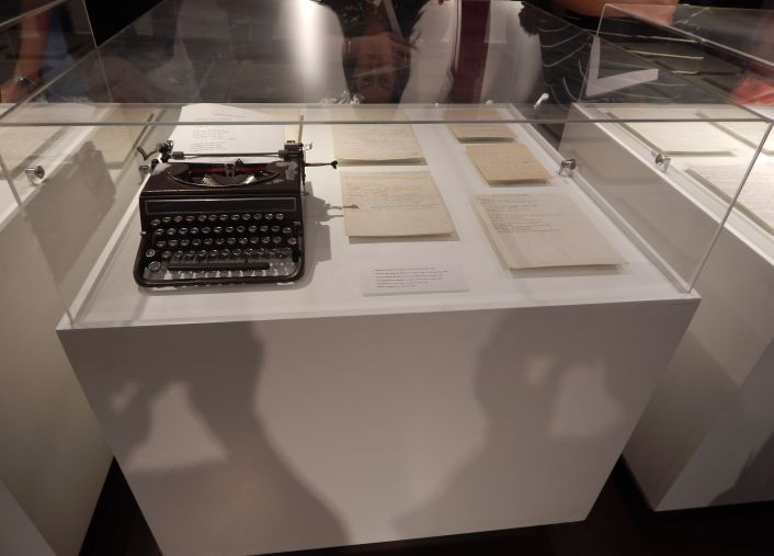 Los manuscritos de canciones de Los Redondos y la máquina de escribir de Solari son los objetos más preciados en la exhibición
