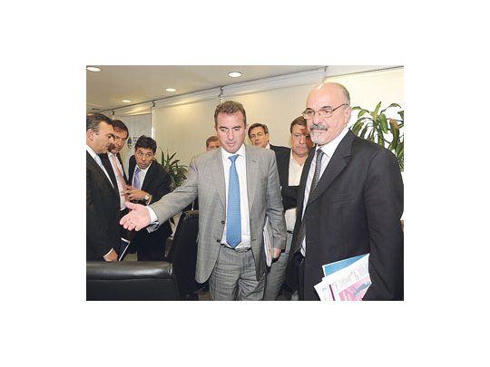El gobernador mantuvo en Buenos Aires una reunión con el ministro Carlos Tomada en un intento por preservar las fuentes de empleo que se arriesgan con la salida de la compañía brasileña.