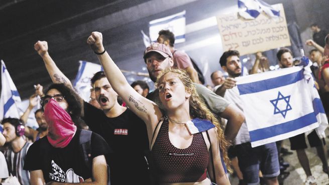 AGITACIÓN. Miles de manifestantes israelíes cortaron varias rutas importantes en protesta contra el avance de la reforma judicial de Benjamín Netanyahu en la Knéset.