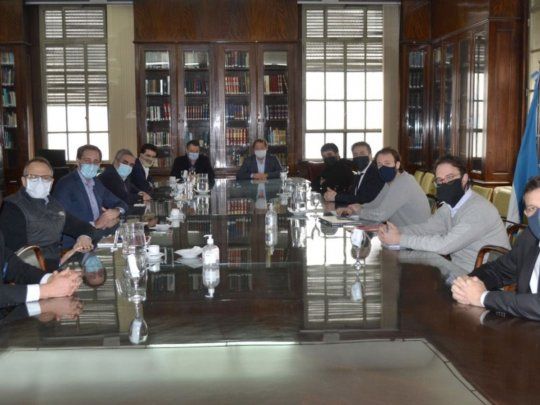 La reunión entre el ministro Pablo López y los intendentes de la oposición fue clave para acercar posiciones.