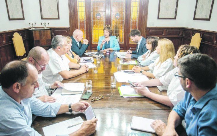 AVANZADA. En Río Negro, la gobernadora Arabela Carreras firmó un decreto que declara el estado de máxima alerta sanitaria, con suspensión de eventos por un mes y refuerzo de controles en los aeropuertos.&nbsp;