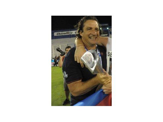 Pizzi con el trofeo del torneo Inicial.
