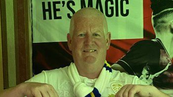 Gary Sleat muestra los diarios con la solicitada que ellos mismos, los hinchas de Leeds, le dedicaron a Marcelo Bielsa.