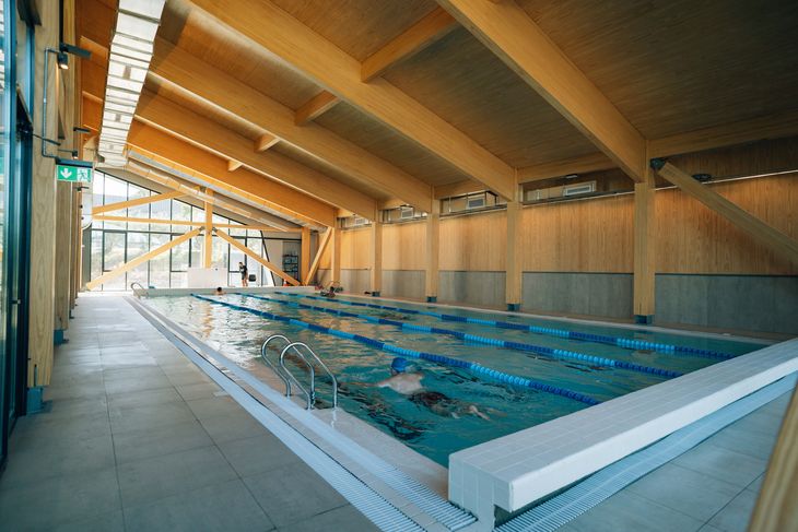 Piscina (está en la planta baja) de un edificio de madera maciza. La estructura liviana del sistema permite resolver cargas sin reforzar fundaciones Piscina (está en la planta baja) de un edificio de madera maciza. La estructura liviana del sistema permite resolver cargas sin reforzar fundaciones