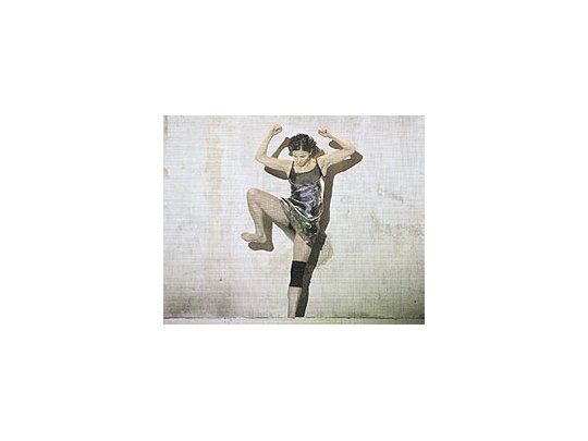 Lo más atractivode «Casa.Urgencia de laintimidad de losespacios», de labailarina ycoreógrafaGabriela Prado,es la interacciónde las artesplásticas y ladanza.