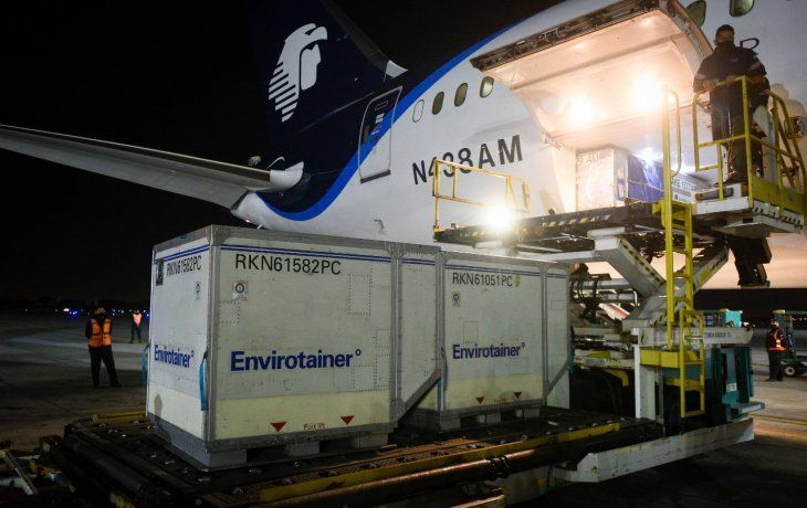 vacunacion: llegan al pais casi un millon de dosis de astrazeneca