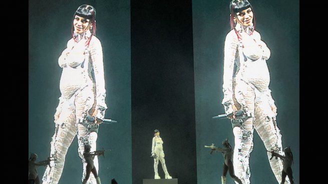 A la Rihanna: Cazzu confirmed her pregnancy in the middle of the show