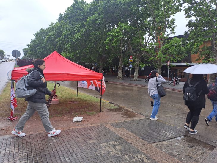 La lluvia dejó vacíos los puestos en los que se reparten papeletas y hojas de votación en la previa electoral. La lluvia dejó vacíos los puestos en los que se reparten papeletas y hojas de votación en la previa electoral.