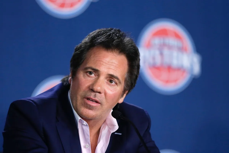 Tom Gores es conocido por su enfoque estratégico en la compra y mejora de empresas en dificultades. Tom Gores es conocido por su enfoque estratégico en la compra y mejora de empresas en dificultades.