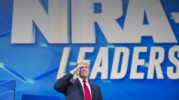 Trump sali&oacute; en r&aacute;pido auxilio de la NRA, un lobby que lo apoya.