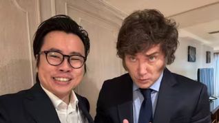 Javier Milei con Julian Peh, durante su visita a la Argentina.