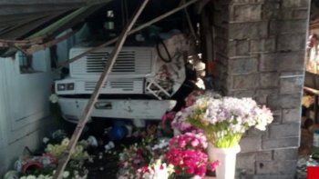 dos heridos al chocar un camion contra un puesto de flores frente al cementerio de moron