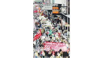 Los clásicos gruposantiglobalización marcharonayerpor las calles deHong Kong, paraoponerse a la reunióncumbre sobre elcomercio mundial.