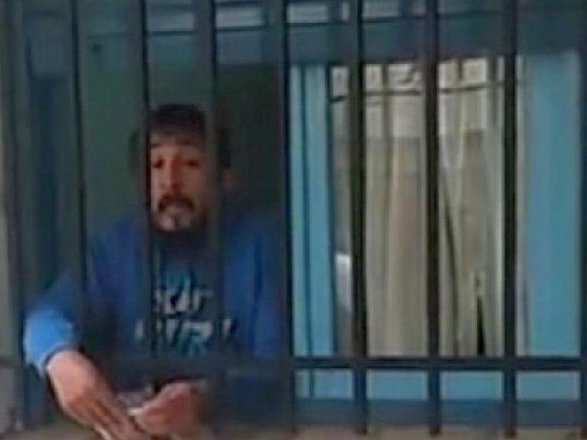 El secuestrador se atrincheró en una oficina del su defensor oficial y lo amenaza de muerte.