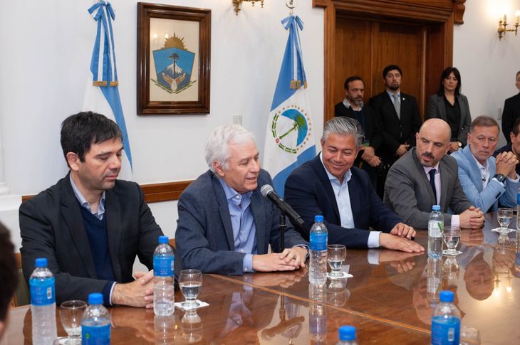 Gas por red para A&ntilde;elo. El vicepresidente de Infraestructura de YPF, Gustavo Gallino, con el gobernador de Neuqu&eacute;n, Rolando Figueroa.