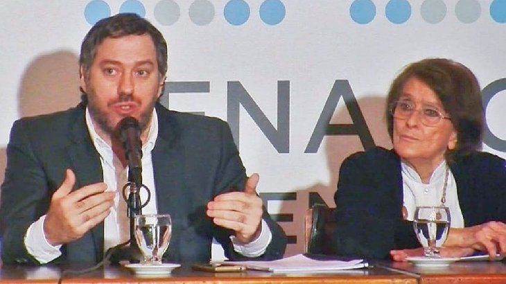 Alcira Argumedo y su hijo Juan Pablo “Pali” Olsson durante una exposición el Congreso nacional.