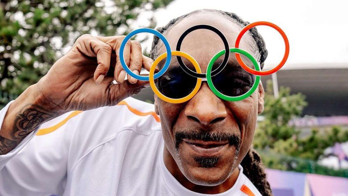 Snoop Dogg Bail Con La Antorcha Ol Mpica En Par S Antes De La   Snoop Dogg Juegos Olimpicosjpg 