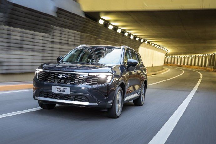 La Territory Híbrida se ofrece en versión Trend, con diseño actualizado, conectividad 4G integrada y el paquete de asistencias Ford Co-Pilot 360. La Territory Híbrida se ofrece en versión Trend, con diseño actualizado, conectividad 4G integrada y el paquete de asistencias Ford Co-Pilot 360.