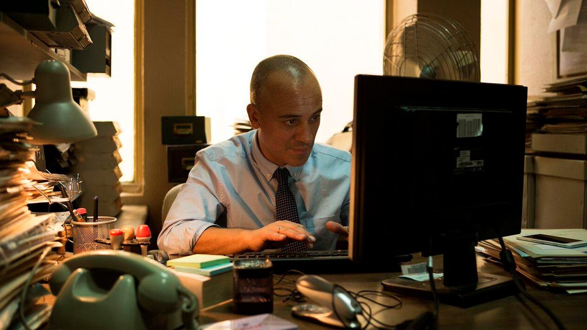 Netflix: A talentless writer uses all the resources for his new novel and that includes manipulating his friends and neighbors