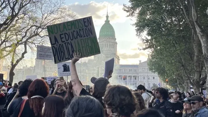 El Presidente Javier Milei promulgó la Ley N° 27.795 de Financiamiento de la Educación Universitaria y Recomposición del Salario Docente. El Presidente Javier Milei promulgó la Ley N° 27.795 de Financiamiento de la Educación Universitaria y Recomposición del Salario Docente.