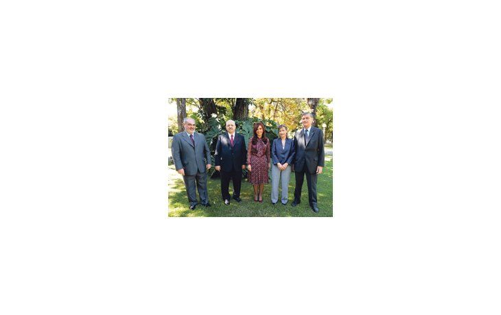ámbito.com | Ricardo Colombi, Eduardo Brizuela del Moral, Cristina de Kirchner, Fabiana Ríos y Hermes Binner, ayer en los jardines de Olivos al término del almuerzo.