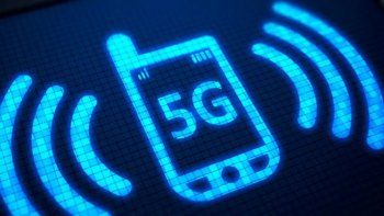 Las telecomunicaciones 5G ofrecen un ancho de banda mayor que mejora el flujo de información, con más velocidad y capacidad para transmitir datos.